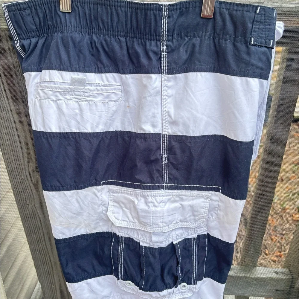Abercrombie & fitch navy and white with a drawstring waist and cargo pockets